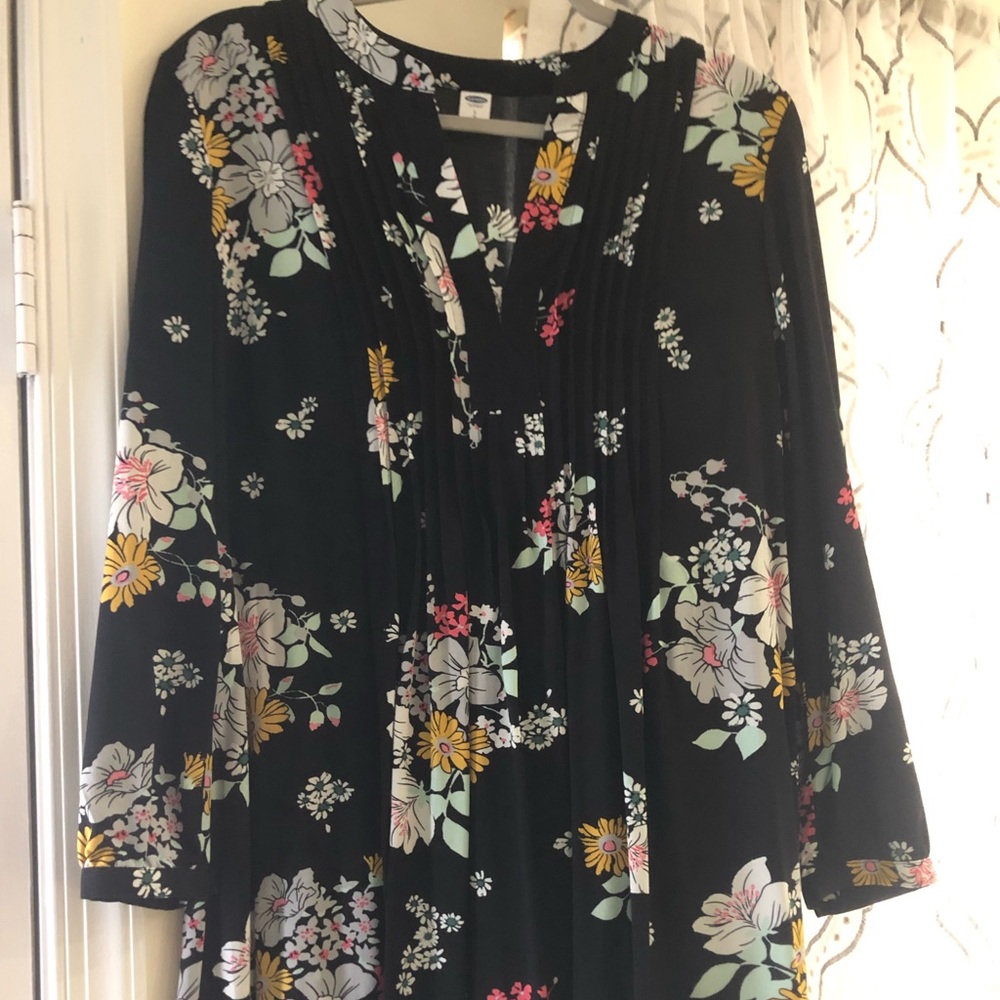 Old Navy floral v-neck flare dress size Small. Hits right below knee.